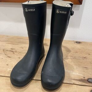 Aigle navy rain boots in excellent used condition size 37